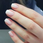 delikatny i naturalny manicure